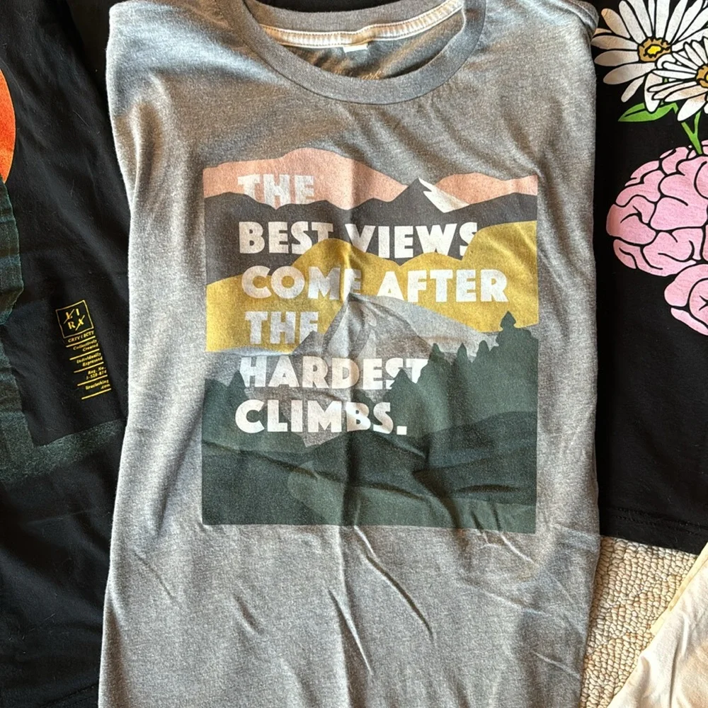 Lot of size medium or fits like medium graphic shirts - Picture 4 of 7